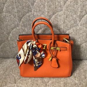 🌺🌺NEW BEAUTIFUL ORANGE BAG WITH GOLD DETAILS